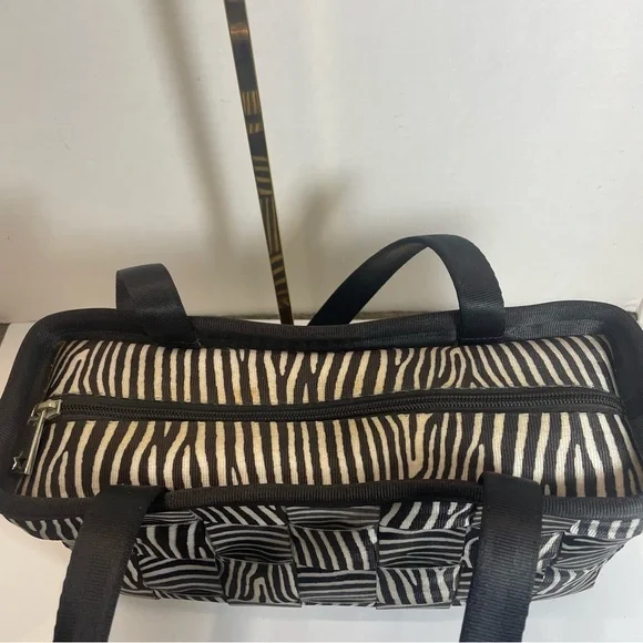 Harvey’s original seatbelt bag Zebra print tote. Pre-owned. - Picture 4 of 16